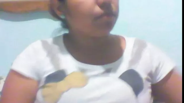 Une blonde plantureuse et appétissante plaît à un médecin fatigué et porno les chinois baise avec lui