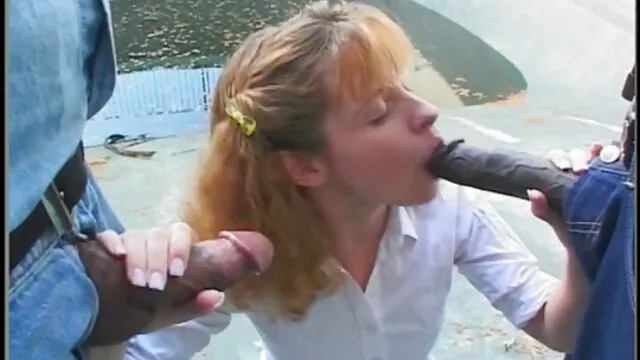 La chienne a bu trop pornon chinois de sperme