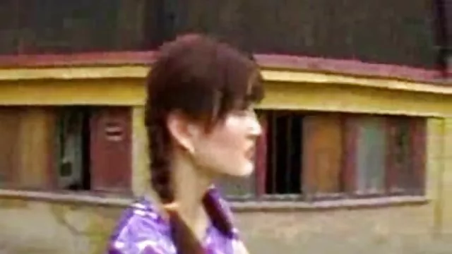 Baisée une brune maigre et chinois gay porno éjacule sur les seins