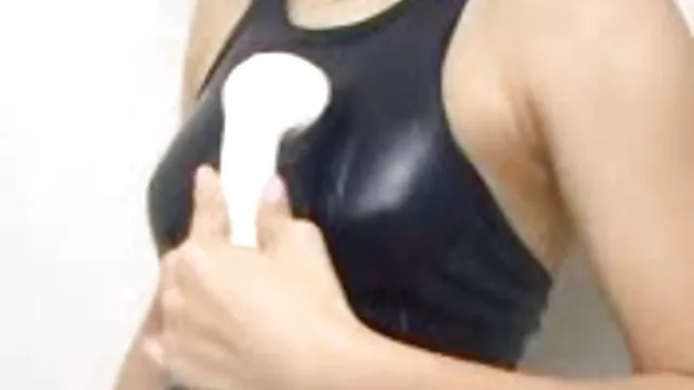 Brunette massage chinois tukif parle au téléphone et suce une bite