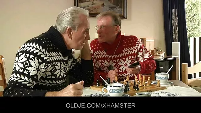 Une sex chinois video très belle femme asiatique pose pour la caméra pour un célèbre magazine