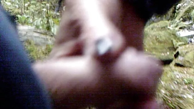 Une Latina très mince suce la bite d'un héros sexe chinois video