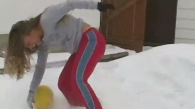 La blonde Chloe Couture baise chinois gay porno en collants avec l'ami de son frère