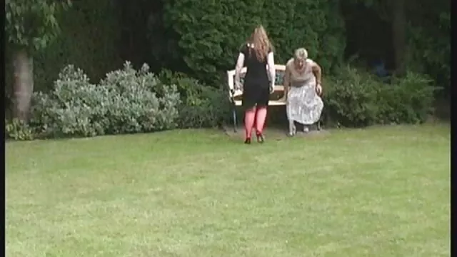 La porno les chinois pornstar japonaise rousse Arisa Aoyama se baise avec un vibromasseur rouge sur le lit et gémit passionnément