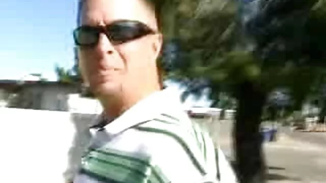 Blonde en bas résille massage sexe chinois se fait défoncer en anal