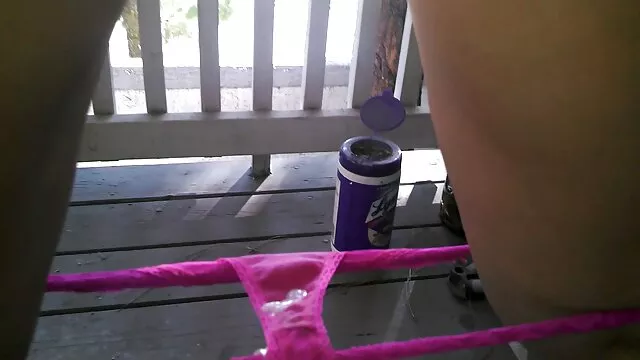 Une lesbienne anime séduit et en doigte une autre jusqu'à un gros orgasme chinoises baisent