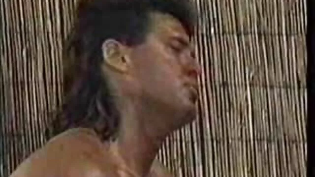 Ce ne sont pas des seins, mais des ballons de foot d'une brune potelée chinoisporno