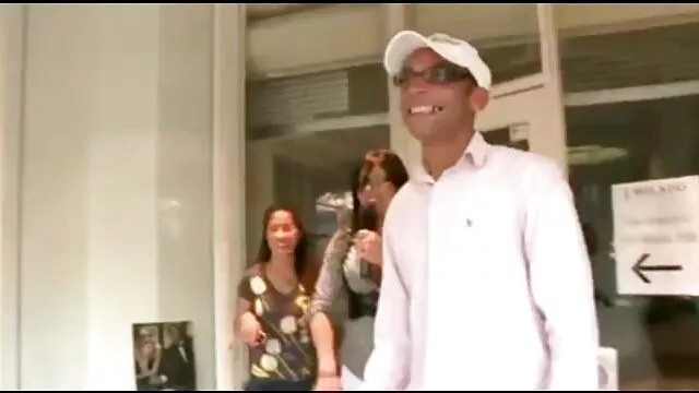 Une jolie blonde sexy en belle lingerie séduit un mec et baise massage chinois porn