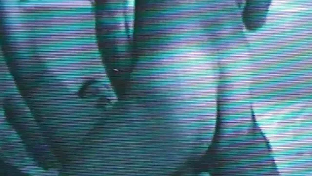 Une blonde passionnée aux gros seins plaît facilement à trois free porno chinois mecs en même temps