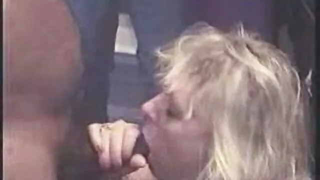 La chienne a enlevé sa massage chinois tukif culotte rose et doigté son clitoris