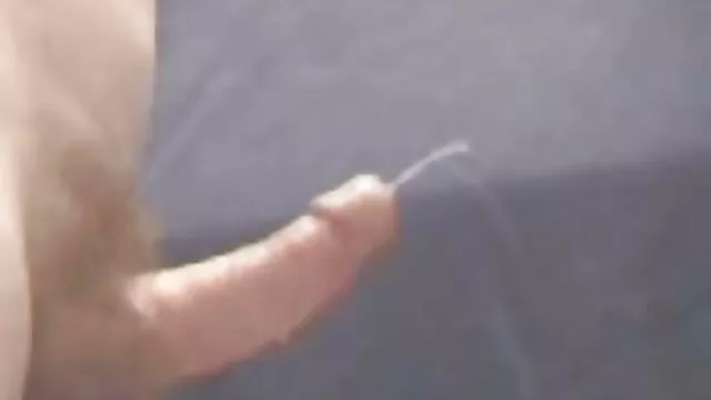 Le mec a choisi une brune aux seins porno des chinoi et l'a baisée