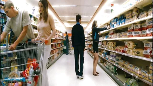 La fille en gay porno chinois robe courte rouge s'assit fermement sur le pénis. L'homme la secoue et la baise constamment, sans s'arrêter, il est clair qu'elle est sur le point de sortir de ses tels mouvements directement sur le pénis