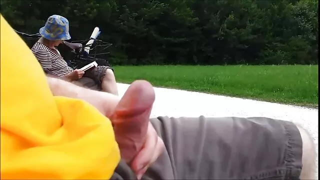 Un mec sexy baise une belle brune douce devant le xnxx chinoi miroir