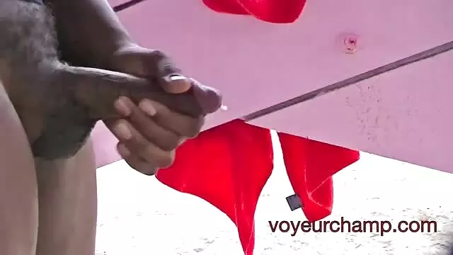 Lèche la chatte à sa copine gay porno chinois et donne dans sa bouche