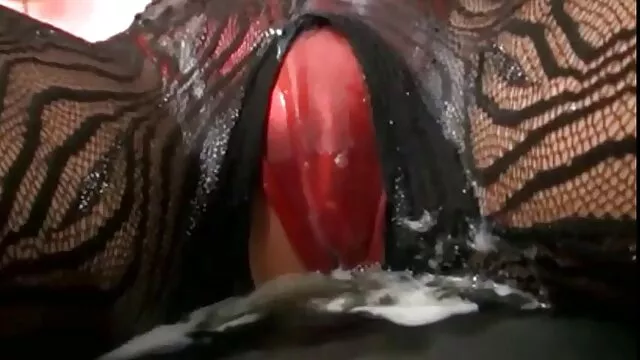 Attrapant une énorme bite à deux mains, une brune aux gros seins essaie video sex chinois de la fourrer dans sa bouche