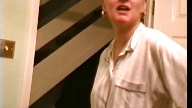 La lesbienne mature Julia Ann séduit la jeune free porno chinois Scarlet Red