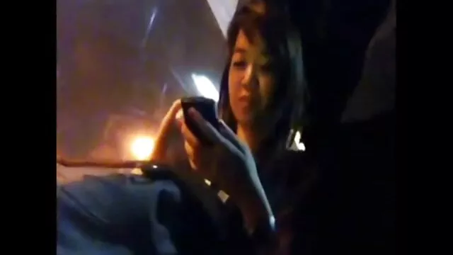 Une jeune blonde sexy se masturbe assise sur sex amateur chinois une chaise