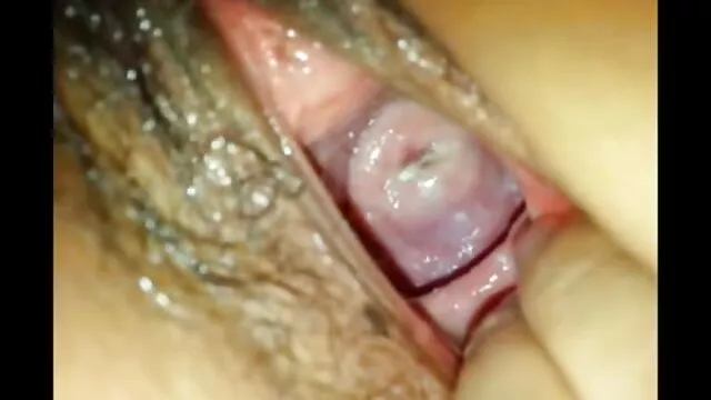 Mec poilu sexe femme chinois agite sa bite devant la caméra