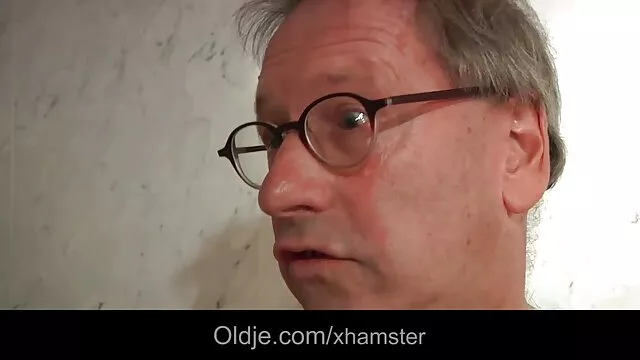 Femme allemande aux gros seins avec deux bites dans filmporno chinois la bouche