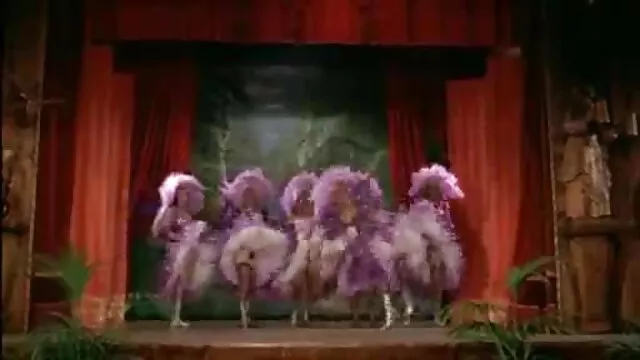 Femme allemande porno dingue chinois s'étirait luxueusement sur un canapé noir