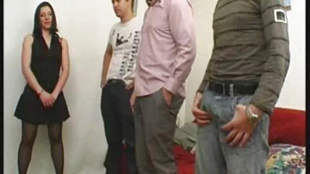 Des strip-teaseuses hentai ont filmporno chinois sauté sur la bite du client