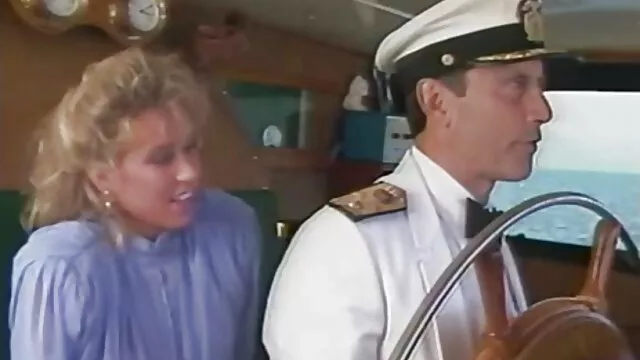 La salope video porno chinois gratuit aux cheveux roux a pointé une arme sur le gars et a dit que s'il n'enlevait pas immédiatement son pantalon et ne la trompait pas, elle lui exploserait la cervelle.