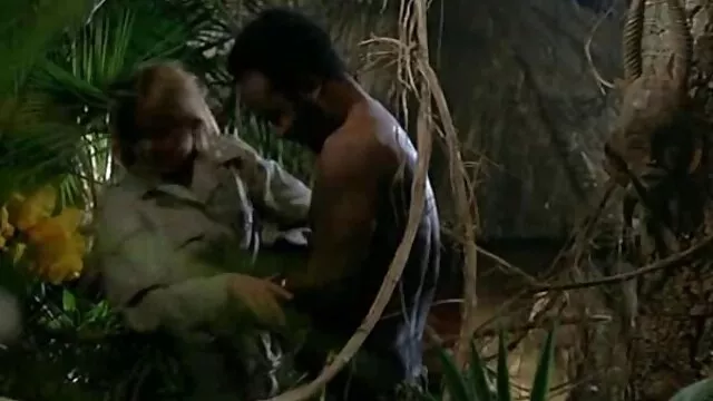 Une jeune blonde sexy saute sur site de porno chinois les genoux du mec et baise avec lui