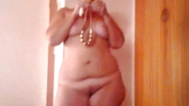 La fille sait très bien que dans le sexe oral elle est incomparable, ses lèvres flottent massage sexe chinois autour du torse, procurant à l'homme un plaisir inexprimable