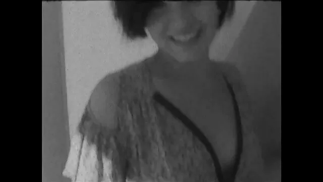 Une brune sexy a jeté hardiment ses seins et a pris sérieusement à branler une saucisse masculine épaisse, diluant le processus avec une pipe porno des chinoi incroyablement agréable