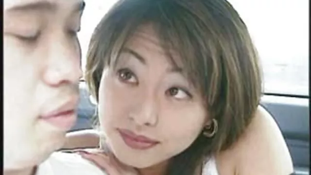 La pornon chinois chienne chevauche une bite noire et la enfonce dans le cul