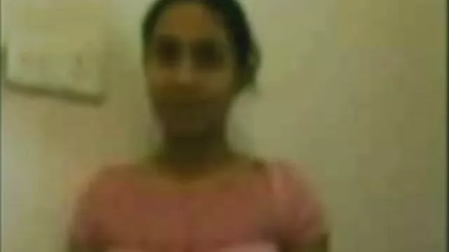 Une beauté tatouée en video sex chinois levrette baise dans la piscine