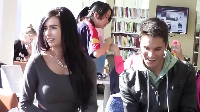 Blonde site de porno chinois obtient un orgasme de masturbation avec un jouet