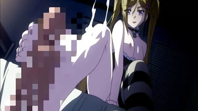 Le mec caresse sa bite à porn chinois travers son pantalon devant la caméra