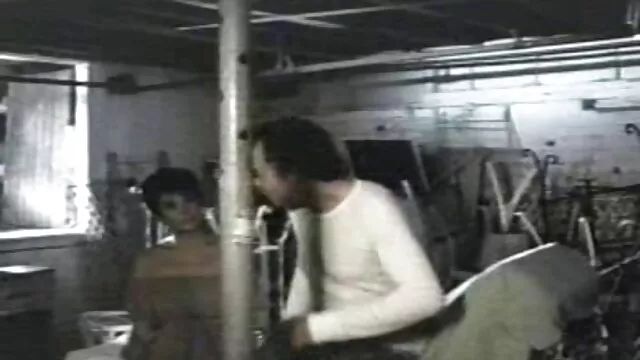 De belles chinoisporno filles sucent des bites à des strip-teaseuses gonflées