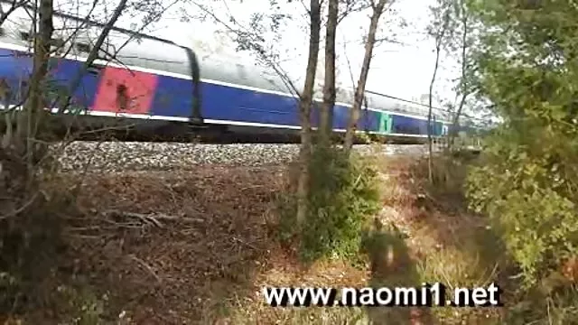 Des étudiants russes essaient les délices du sexe, à la fin, le mec a un avant-goût et sa bite se glisse dans son cul xnxxchinois rose serré