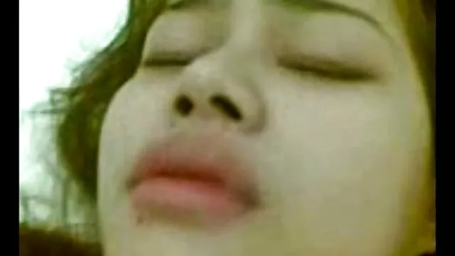 Un x porno chinois mec avec une grosse grosse bite baise une pute anxieuse dans la bouche et la chatte