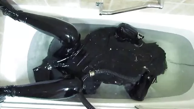 Le bus chinois porno mec baise sa blonde sur la pelouse verte