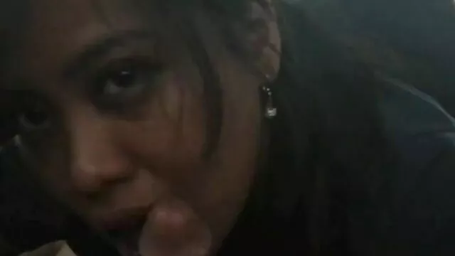 Une jeune salope sex chinois video étend ses trous baisés, gros plan