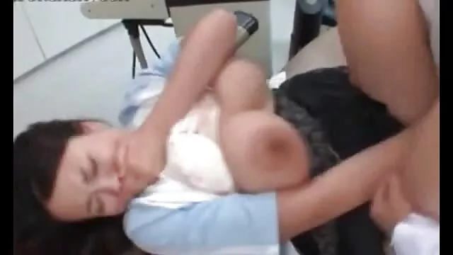 Mec baise video porno massage chinois la chatte poilue de sa chienne avec ses doigts