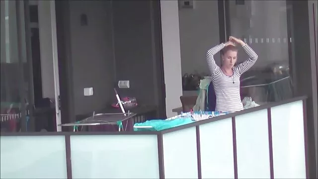 Le mâle frappe le gros cul de la massage porno chinois chienne