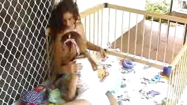 Salope flexible chinois porno chinois en combinaison rouge