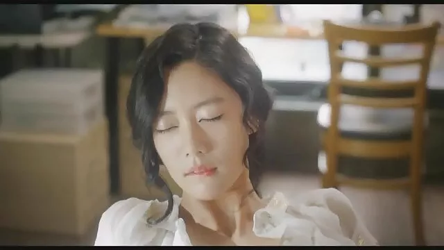 Une brune mince baise avec un masseur et suce doucement une bite chinoisporno