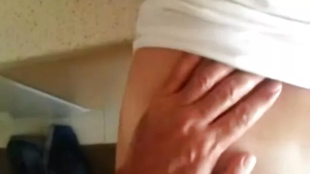 Petite pute se satisfait et obtient un porno des chinoi orgasme