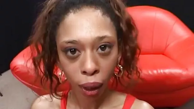 Brunette en belle lingerie, se caresse avec ses doigts sex chinois gratuit