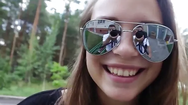 Deux filles sucent une bite dans porno x chinois la piscine