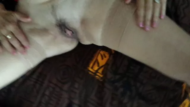 Une jeune blonde caresse sex chinoises une chatte sur une chaise