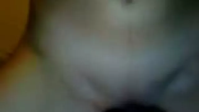 La meilleur porno chinois folle branle rapidement le pénis du mec avec ses mains, travaille sa tête sur la tête de bite, la lèche puis s'assoit sur la bite avec sa chatte. Vous pouvez clairement voir la chatte rasée de près et comment le pénis y pénètre