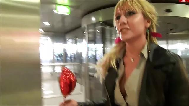 La bête aux cheveux roux montre sa chatte et ses gros seins à l'arrêt, mais ensuite elle s'emporte trop et commence à se masturber dans un sex video chinois endroit bondé!)