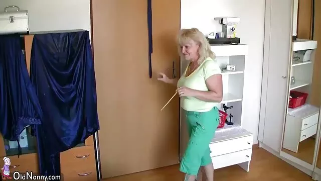 Beauté lubrique et chaude avec un gros cul laisse hardiment le pénis palpitant du baiseur dans son chinois pornos trou humide, qui expire abondamment avec un lubrifiant transparent