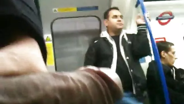 Dans le club, les filles sont porno des chinoi devenues folles et ont sucé une strip-teaseuse